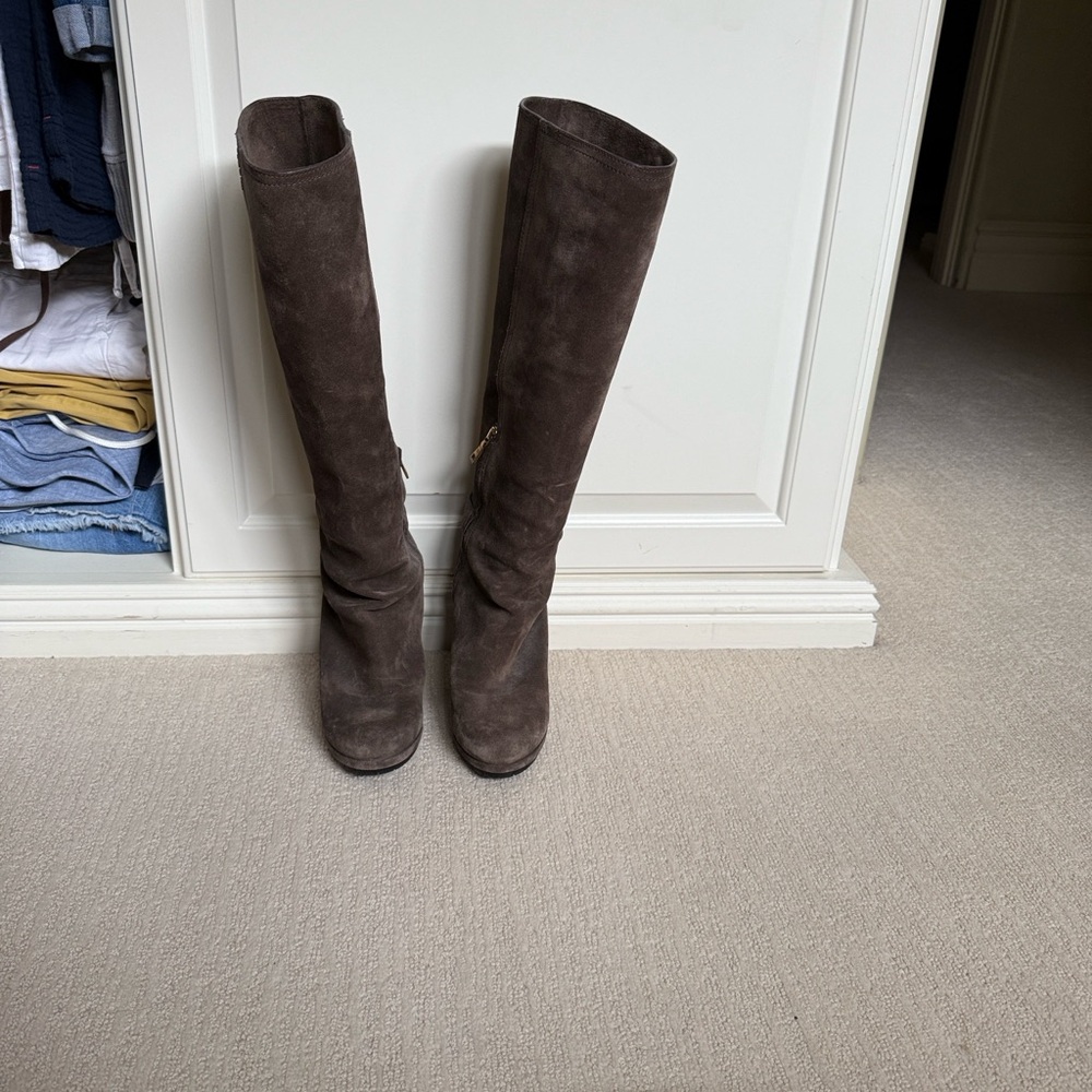 Prada taupe/gray Suede Boots
Excellent condition. 4” wedge with 1/2 in platform